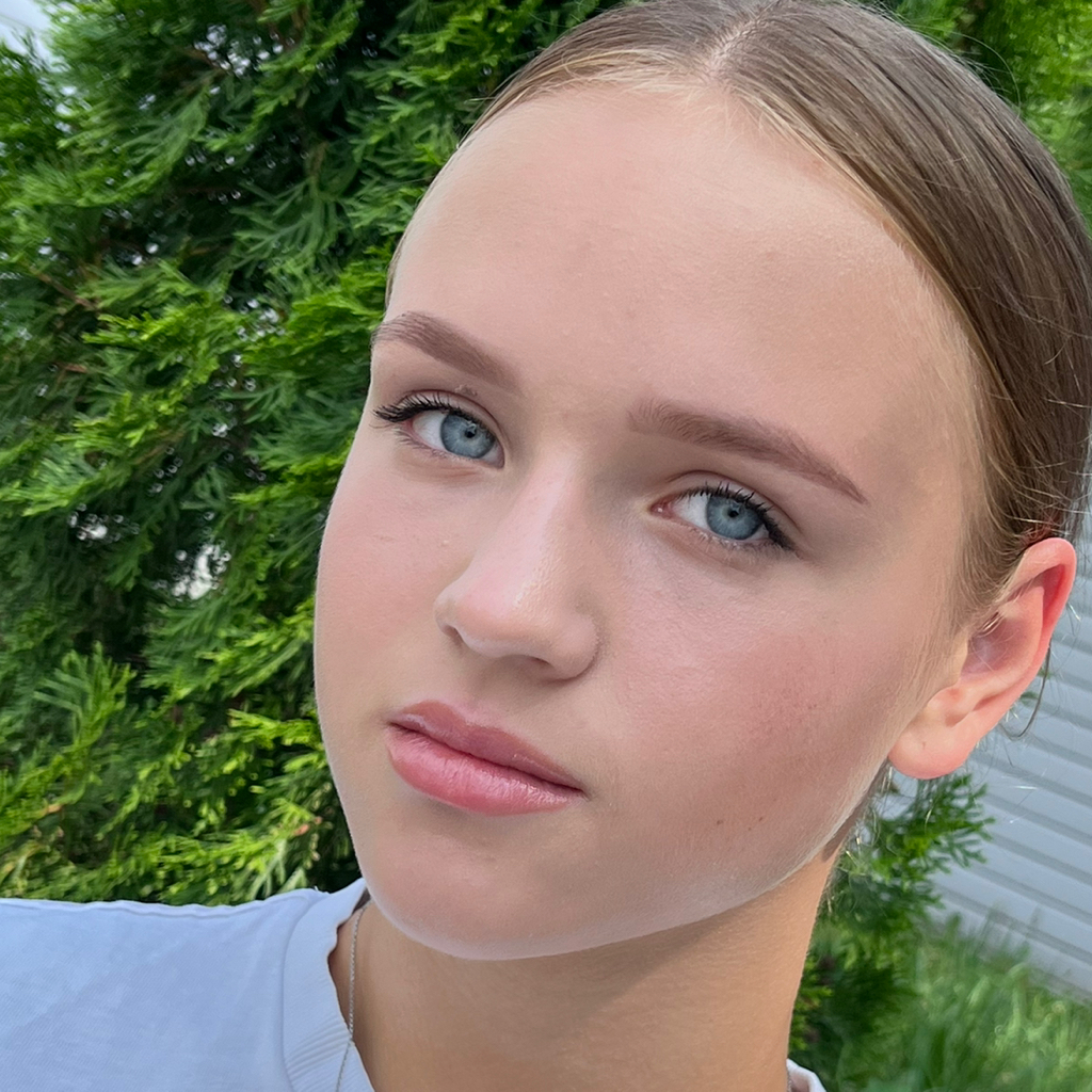 Окрашиванием бровей (хна/краска), без коррекции.