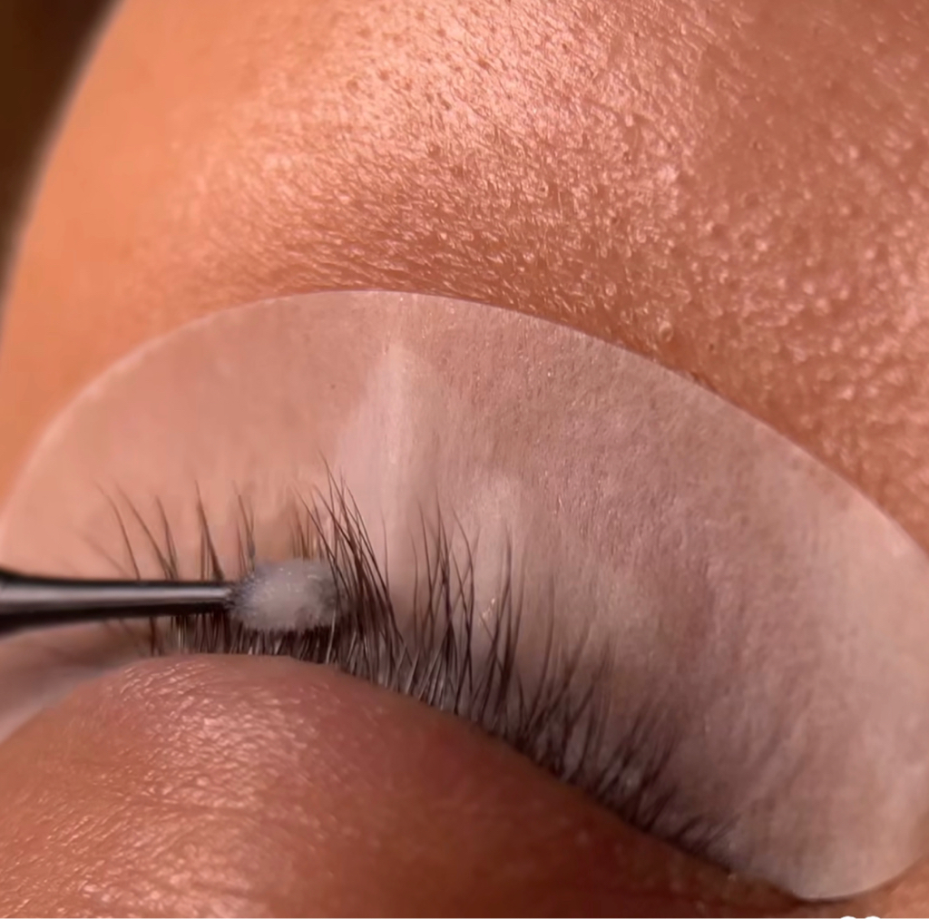 Снятие наращенных ресниц  без последующего наращивания