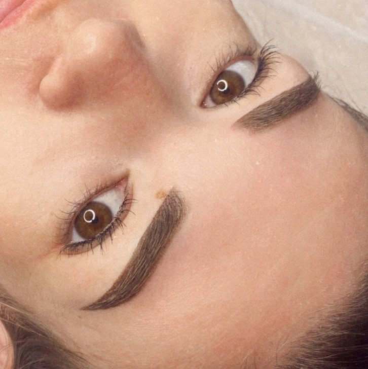 Перманент бровей в разных техниках