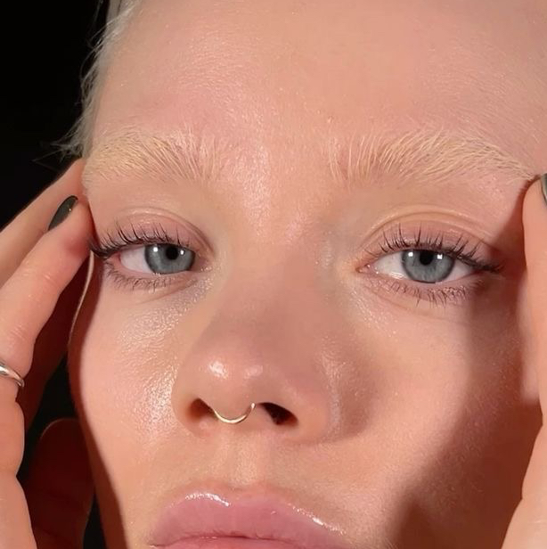 Осветление бровей