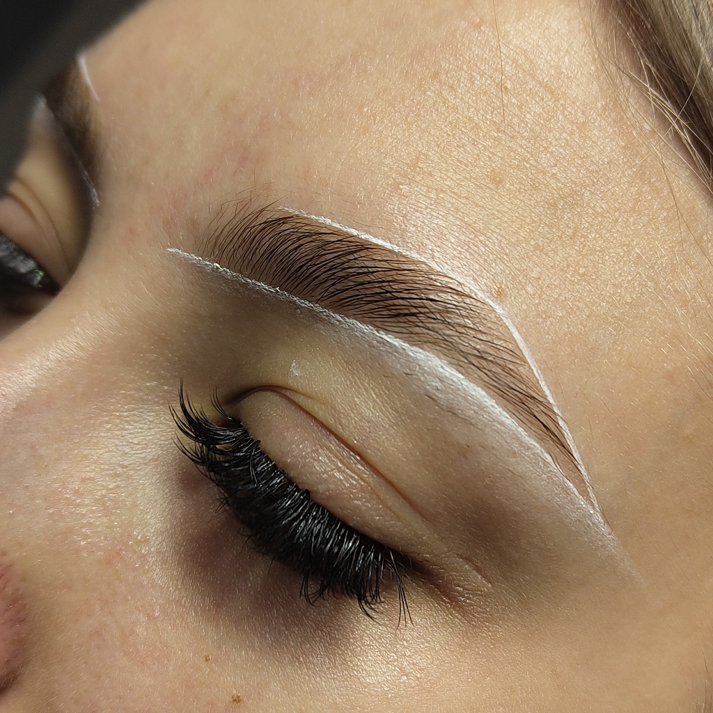 Коррекция бровей