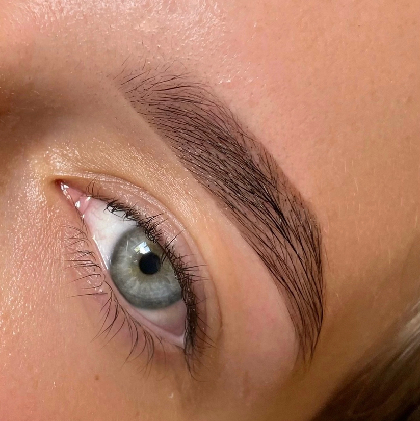 Оформление бровей хной