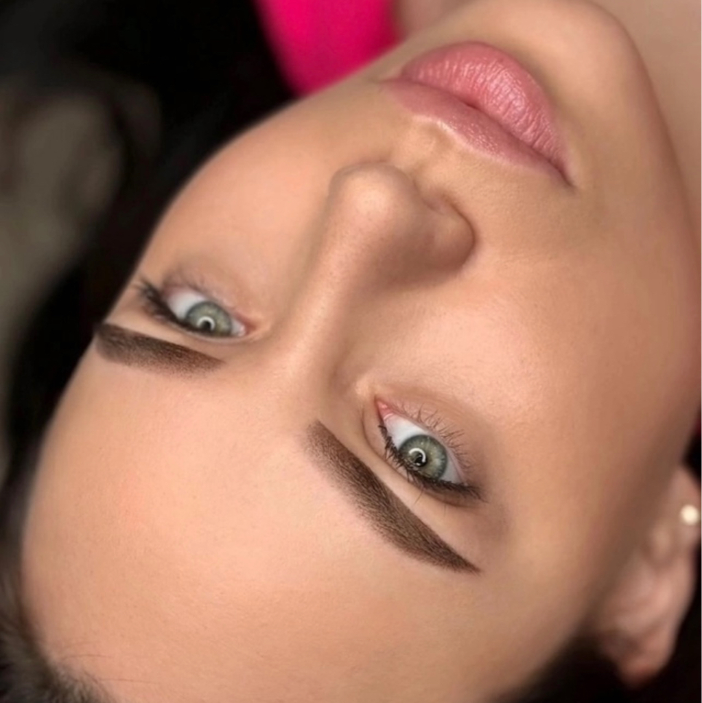 Перманентный макияж бровей