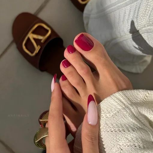 Педикюр с покрытием ( с обработкой стопы)