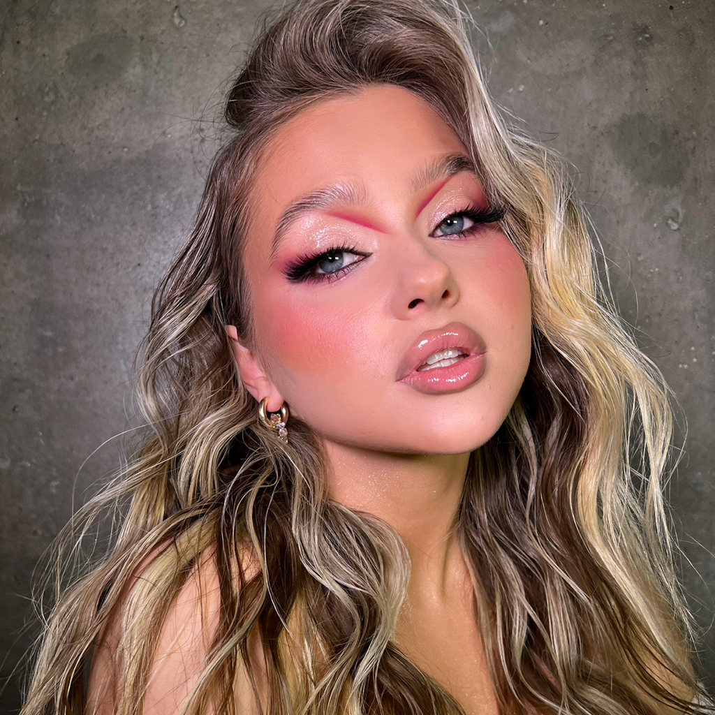 Яркий макияж (с графикой/ цветными элементами)