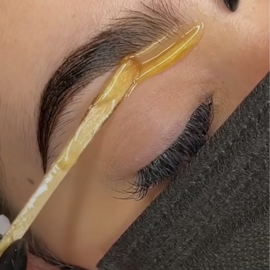 Коррекция бровей