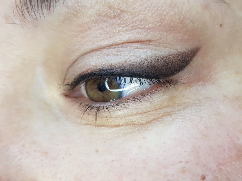 Перманентный макияж век (стрелка с растушевкой)