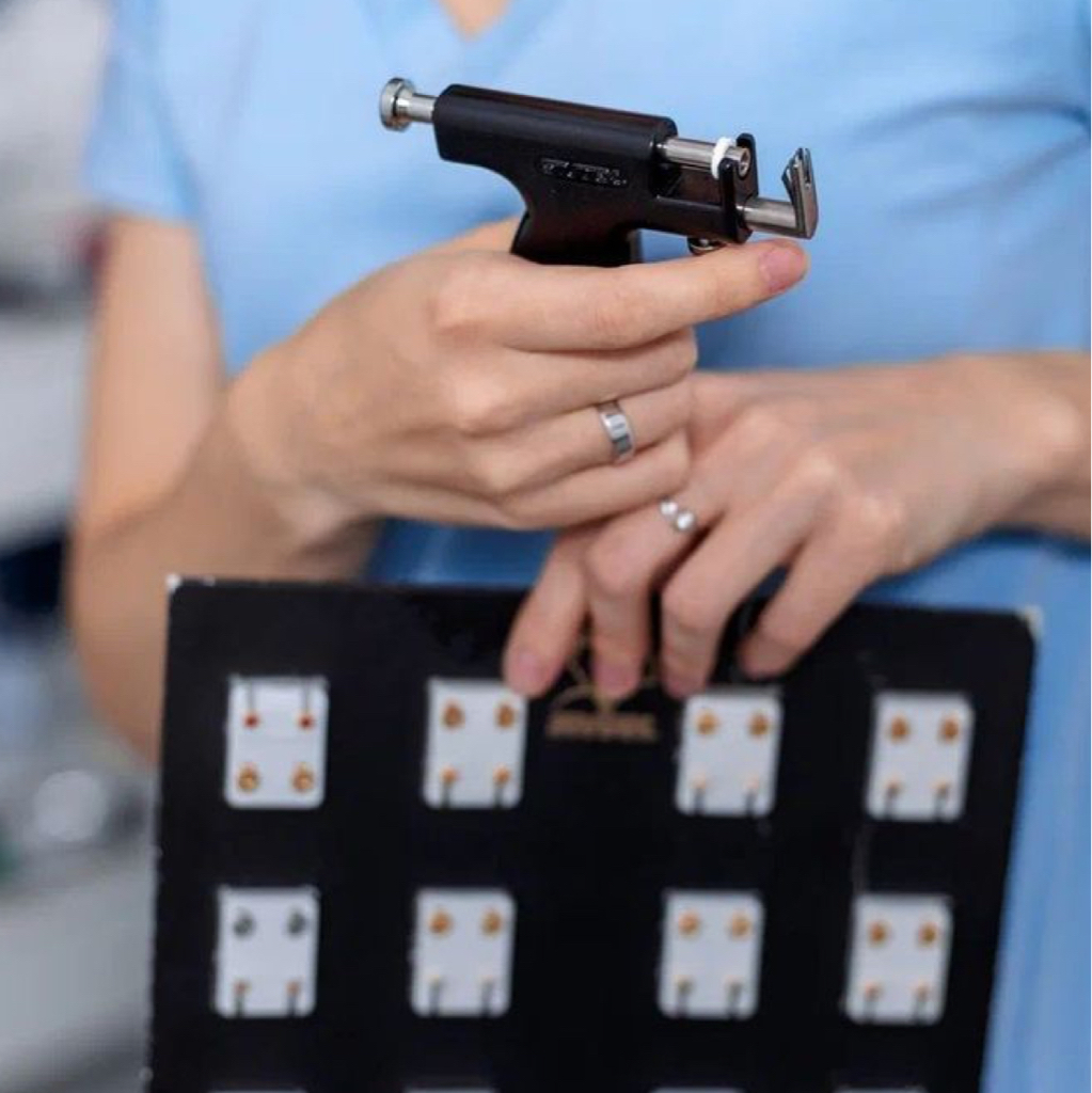 Прокол ушей с медицинскими серьгами