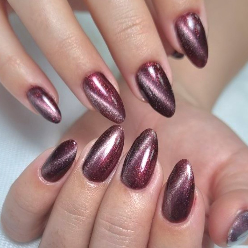 ногтей дизай"кошачий глаз"на все  ногти