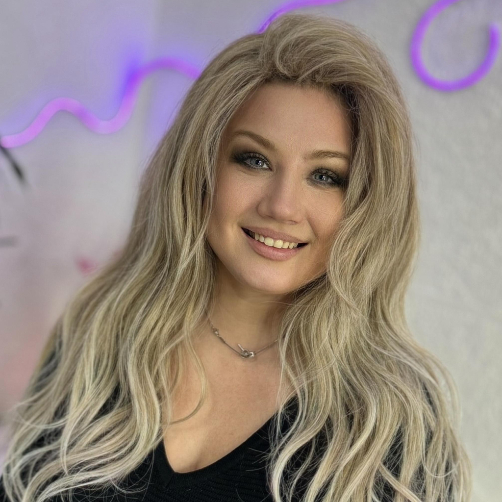 Локоны, вплетенные на каркас. Время плетения 3-5 часов. Стоимость 10.000₽