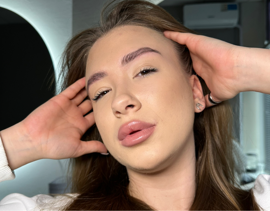 Натуральная техника окрашивания (волосковая + тонирование)/ Коррекция бровей (вокруг и внутри формы)