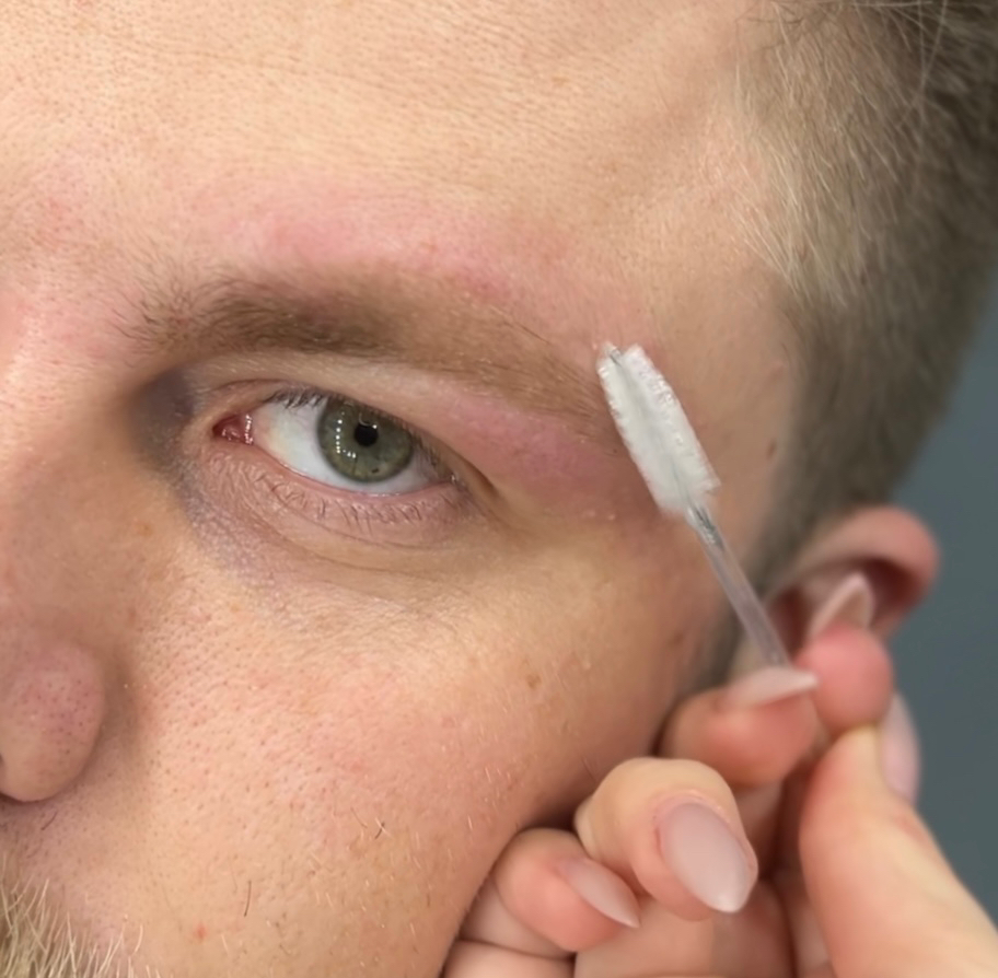 Мужская коррекция бровей