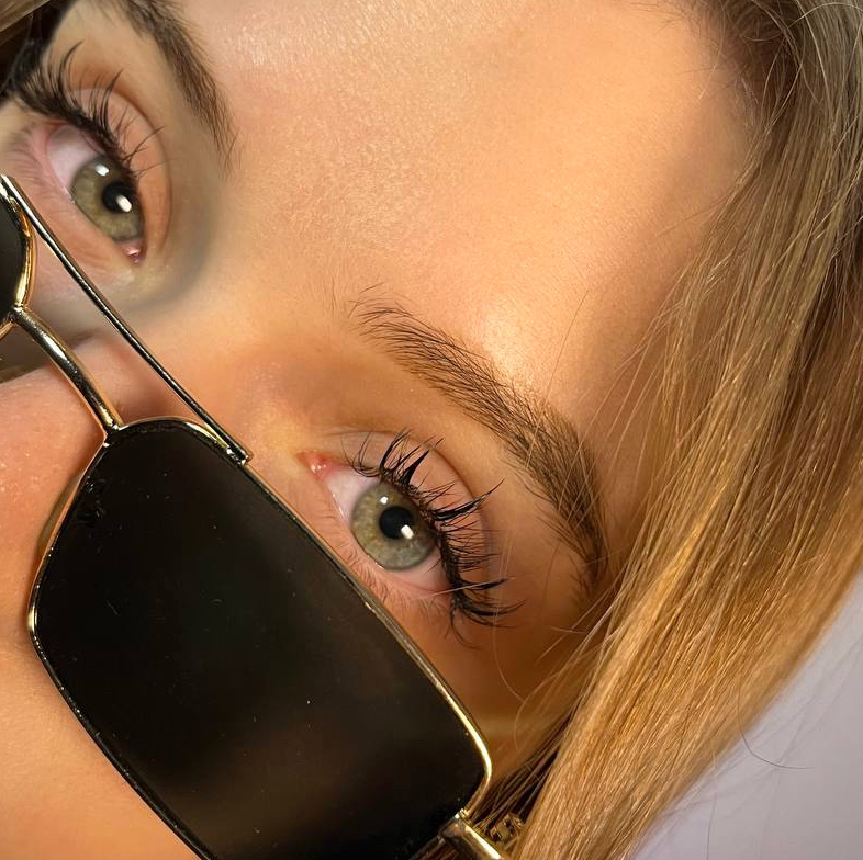 Снятие наращенных ресниц