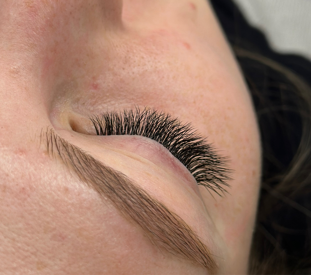 Коррекция наращенных ресниц