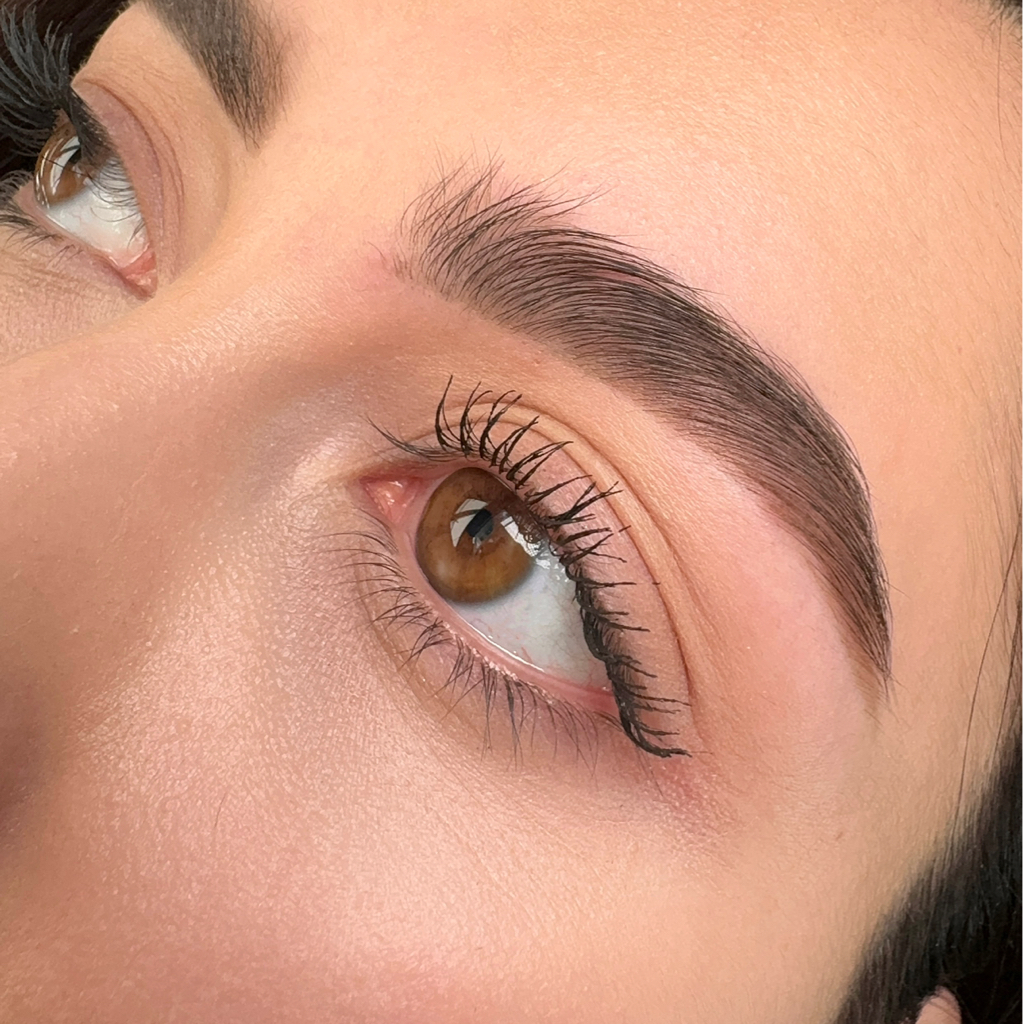 Оформление бровей с коррекцией и окрашиванием