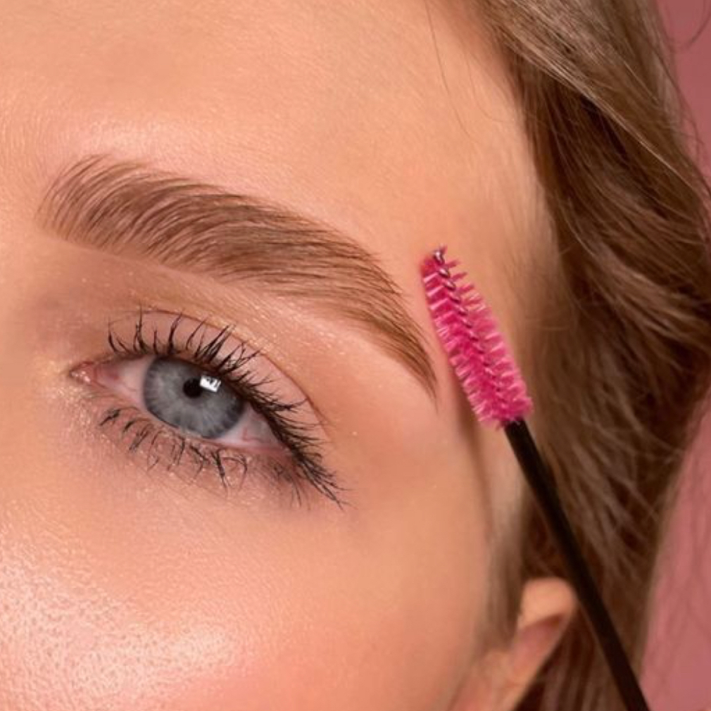 Придание формы бровям