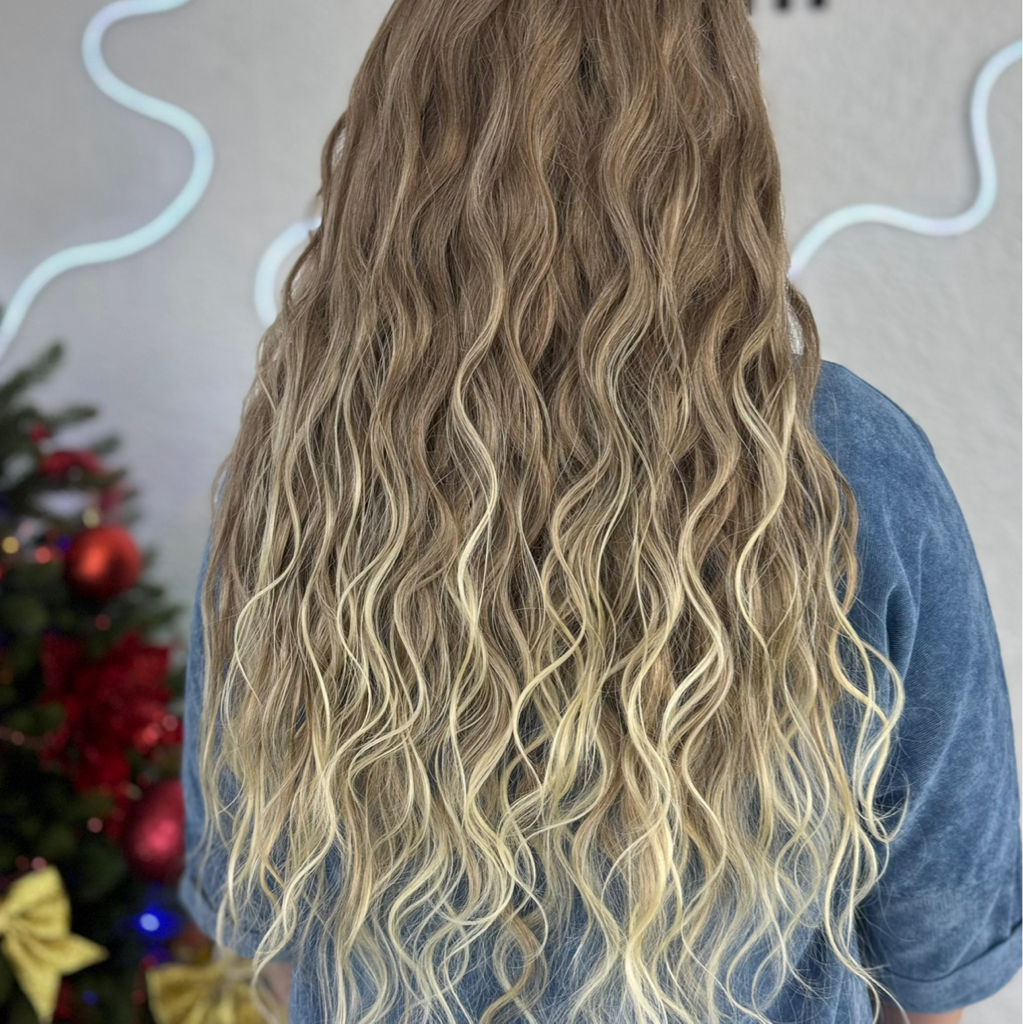 Локоны точечное вплетение. Завиток Голливуд длина 60/70 см. Время плетения 2-3 часа. Стоимость 10.000₽