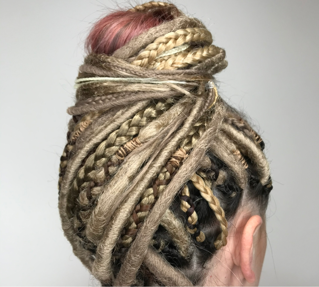 Повторное вплетение комплекта де кос/дредов на затылок (16 шт)