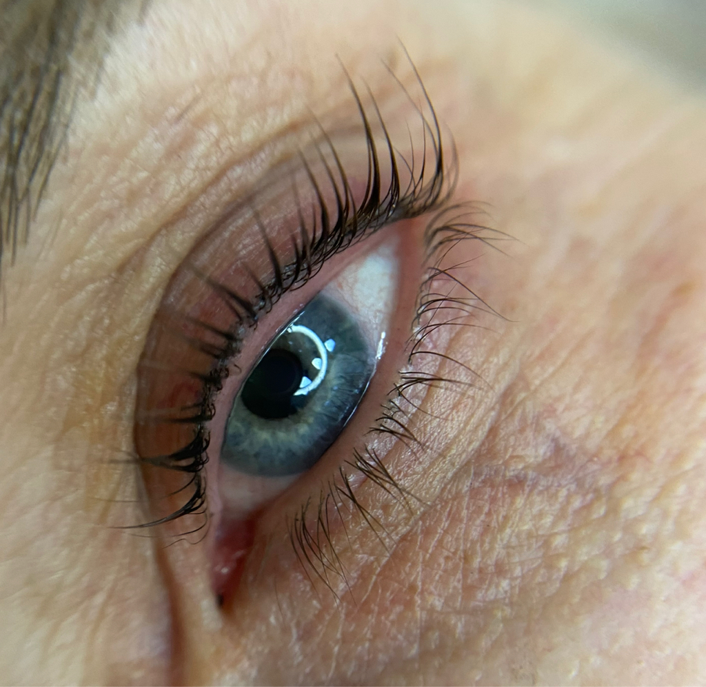 Ламинирование ресниц (окрашивание входит в стоимость)