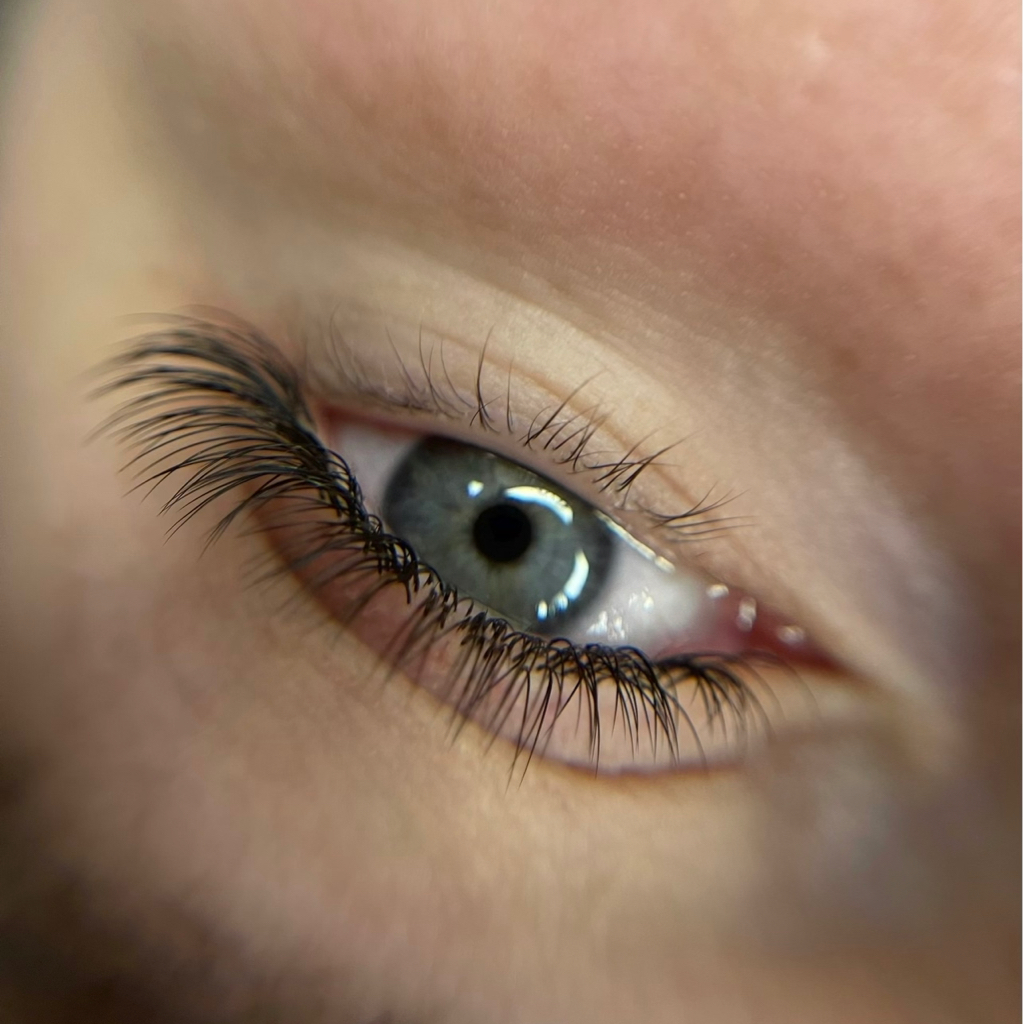 Наращивание ресниц классика