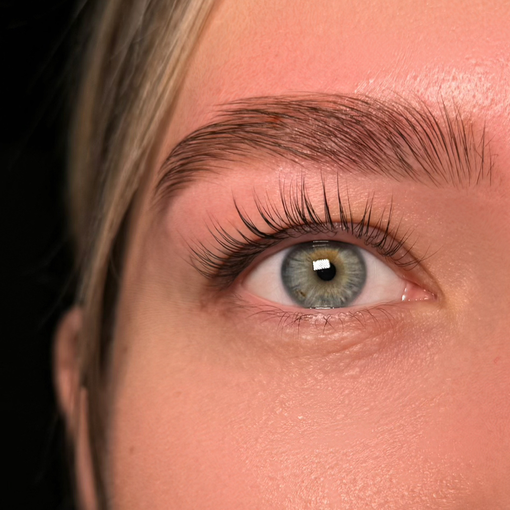 1. Комплекс: оформление с окрашиванием бровей + ламинирование ресниц с окрашиванием и ботоксом