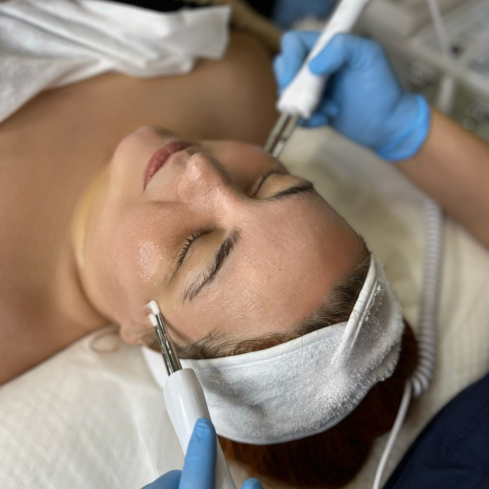 Микротоковая терапия лица и зоны декольте