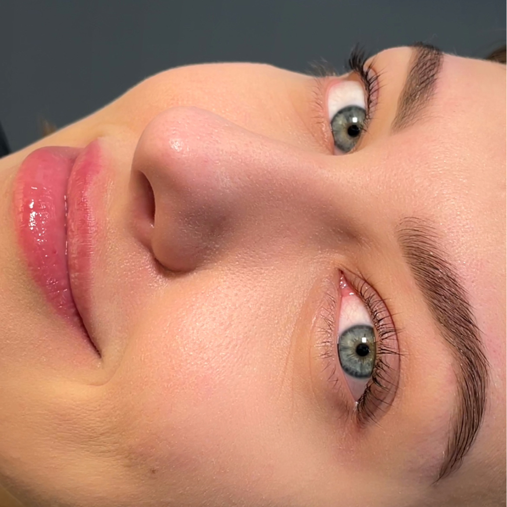 Комплекс ламинирование ресниц и оформление бровей