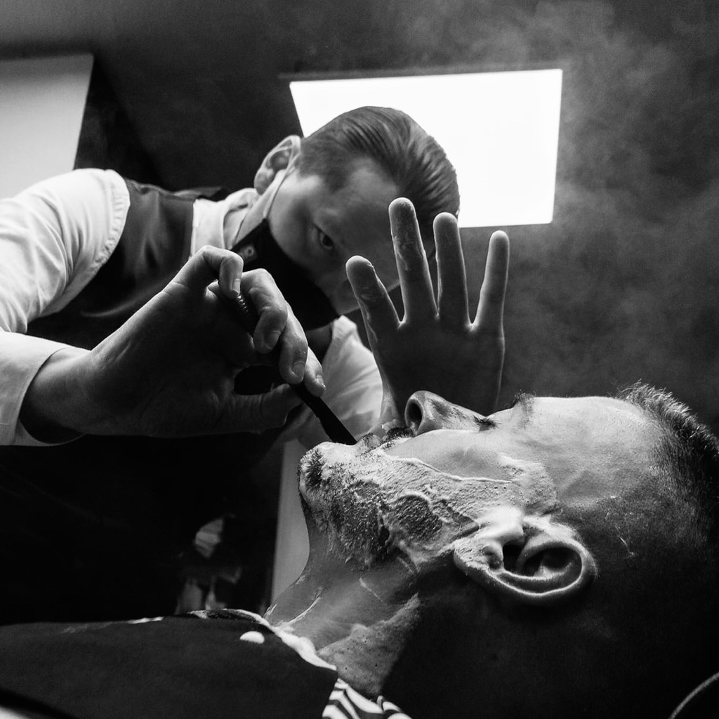 МУЖСКАЯ СТРИЖКА+МОДЕЛИРОВАНИЕ БОРОДЫ/С БРИТЬЁМ И РАСПАРИВАНИЕМ