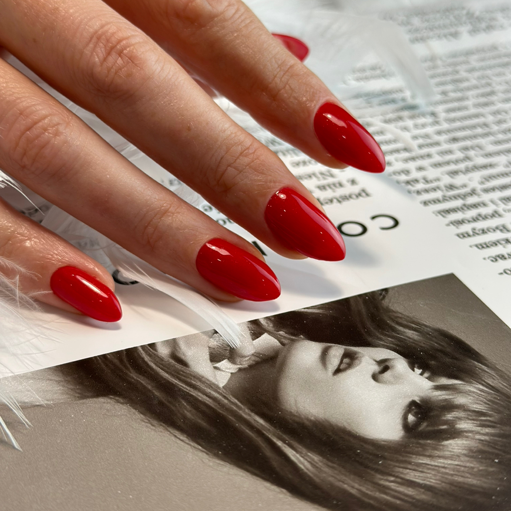 Маникюр с покрытием гель-лак в один тон