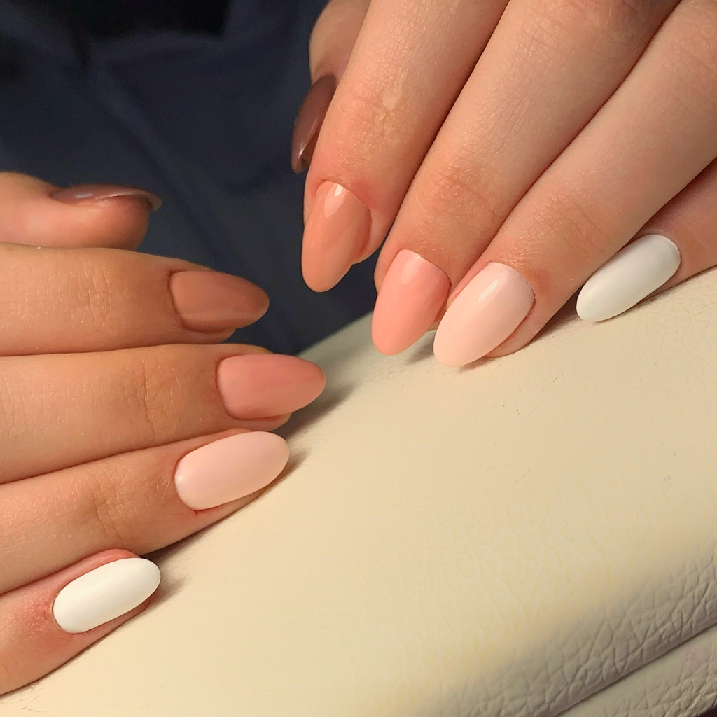 Маникюр с покрытием гель-лак в один тон