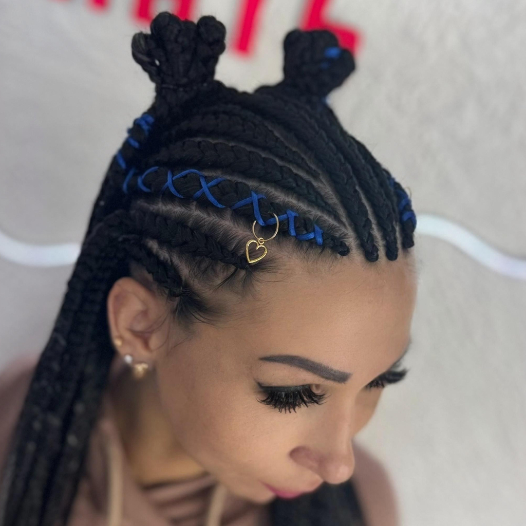 Сфинкс средний (у лица заплетены брейды, на затылке точечное плетение). Время плетения 3-4 часа. Стоимость 10.000₽