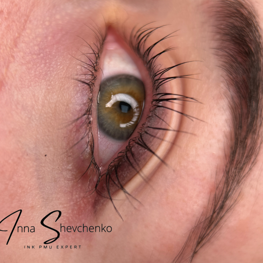 Коррекция перманентного макияжа век ( стрелка )
