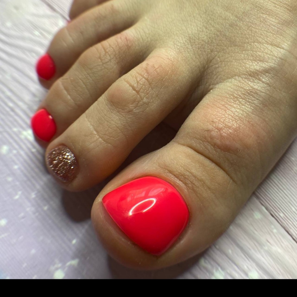 Аппаратно-препаратный педикюр с покрытием гель-лак