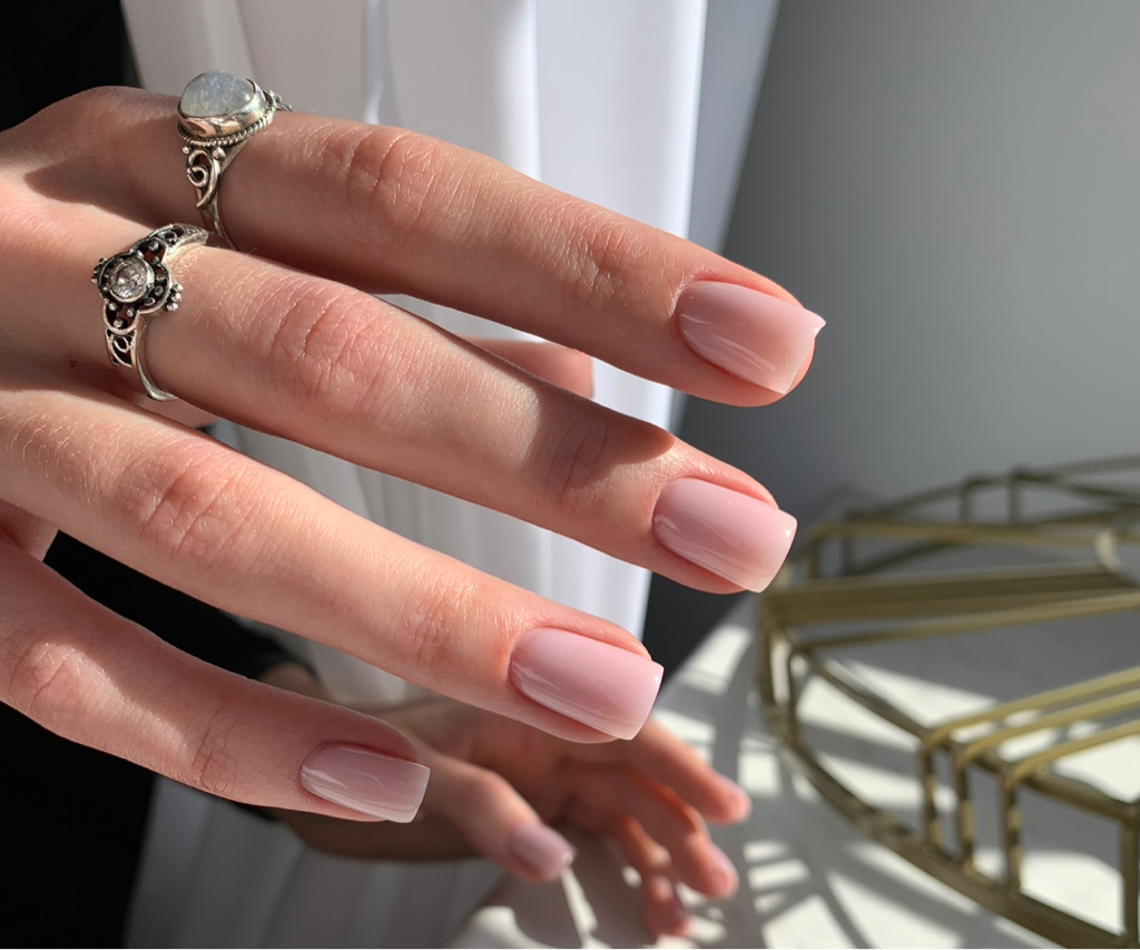 Manicure hybrydowy (żel na krótkich i średnich paznokciach)