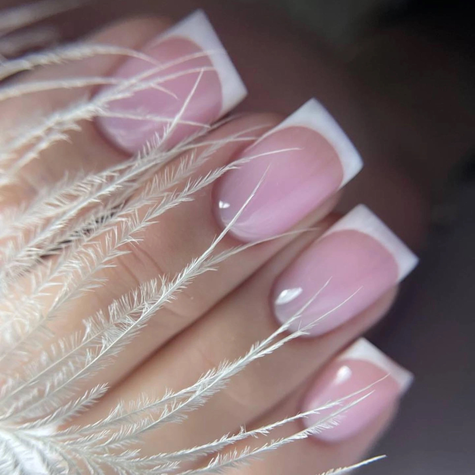 Маникюр с покрытием френч