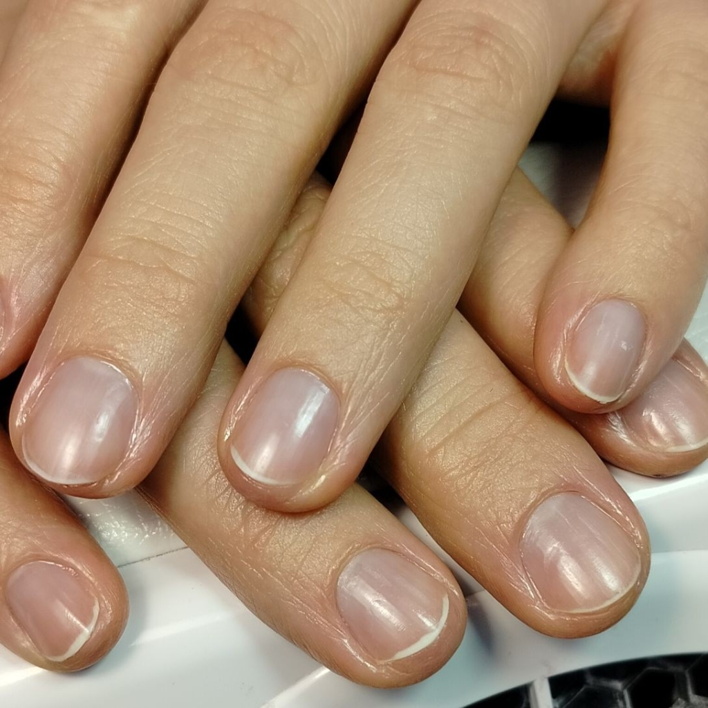 маникюр с покрытием лечебным лаком