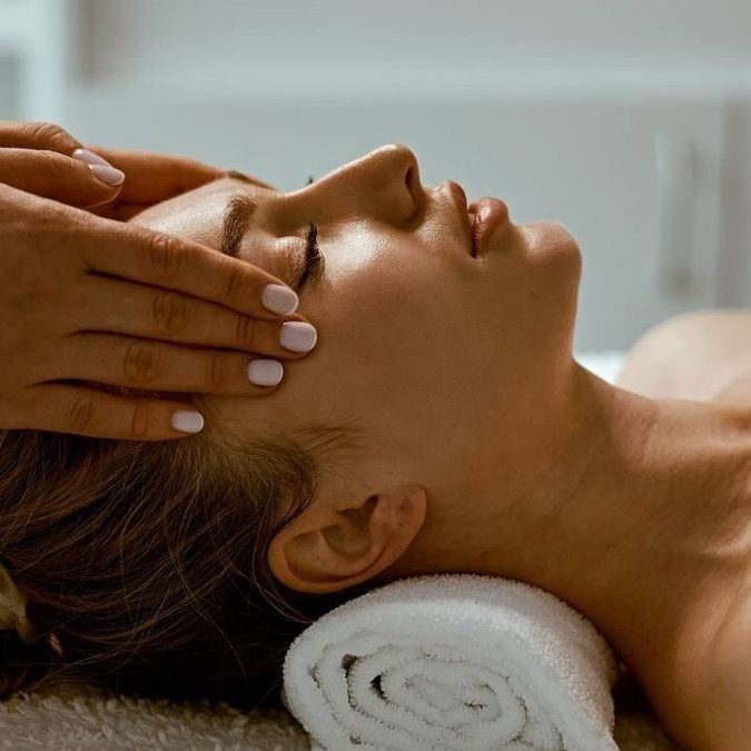 Общеоздоровительный массаж всего тела + лифтинг лица. Индивидуальный подбор техники массажа (антицеллюлитный ручной, гуаша, вакуумные банки).