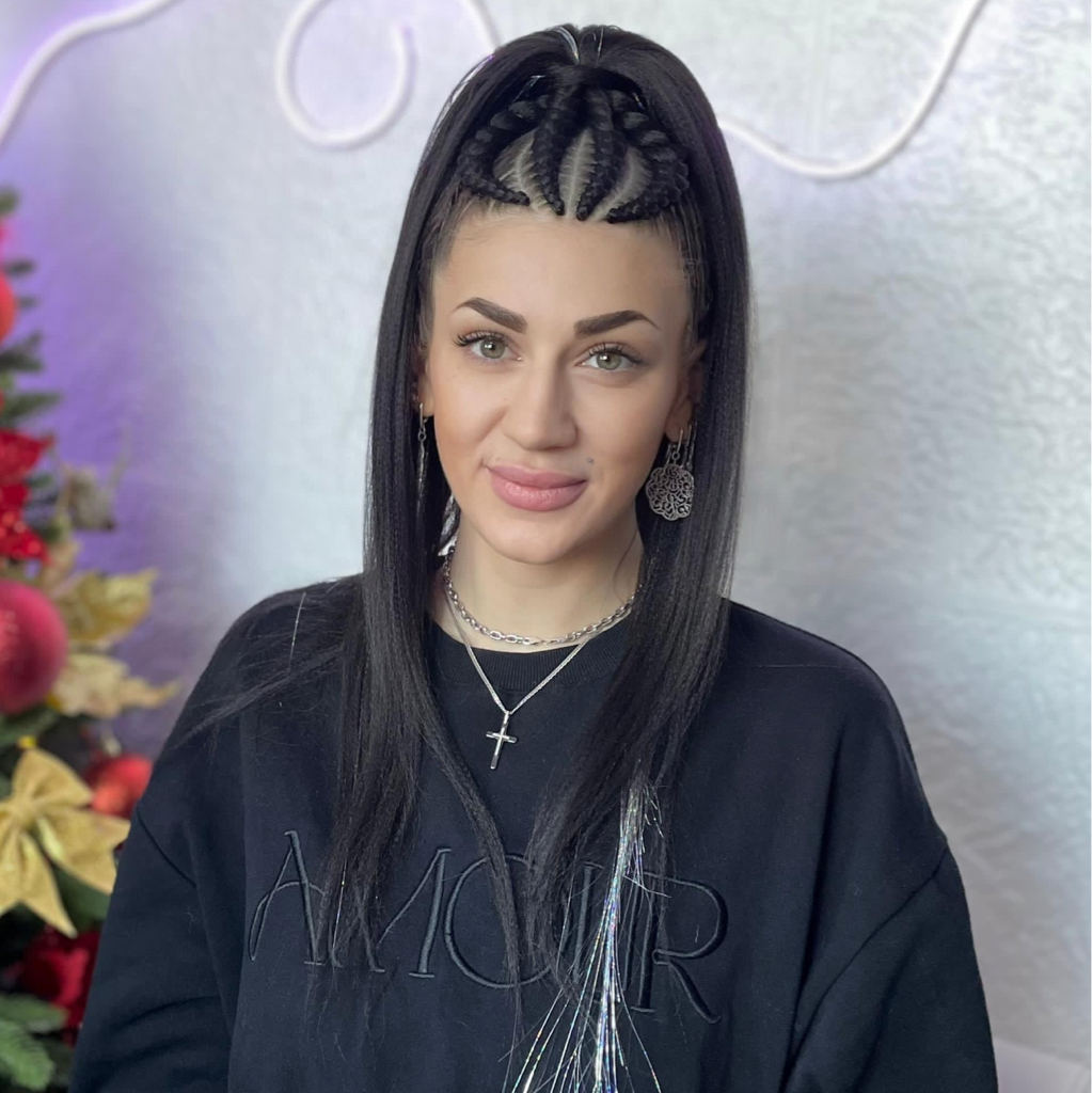 Шесть брейдов в распущенный хвост (косы у лица в 🎁 ).  ⏰ Время плетения 2-2,5 часа. 🫰 Стоимость 3.900₽. ✨ Срок носки такой прически 1-3 недели.