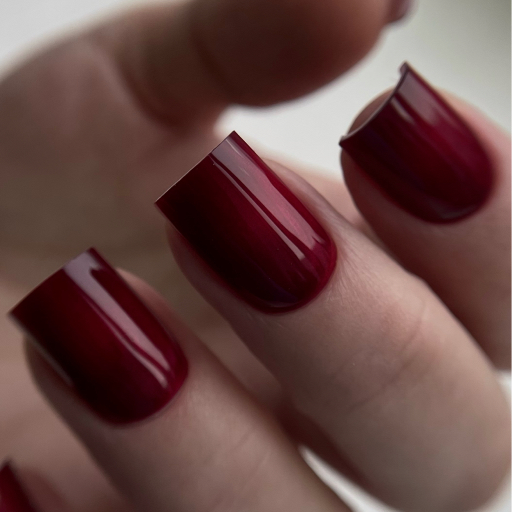 Маникюр с покрытием (длина ногтей «в ноль», либо небольшая длина)