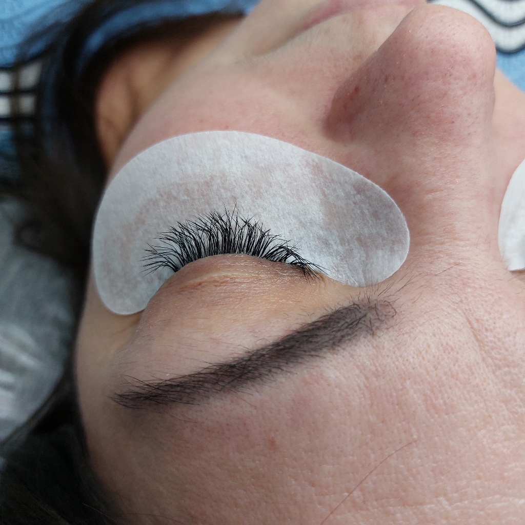 Снятие наращенных ресниц