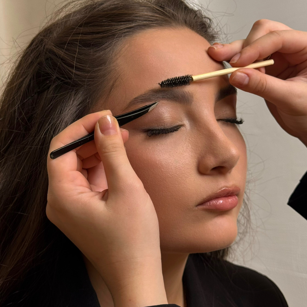 ОФОРМЛЕНИЕ БРОВЕЙ  -окрашивание (краска/хна) -коррекция (воск/пинцет)