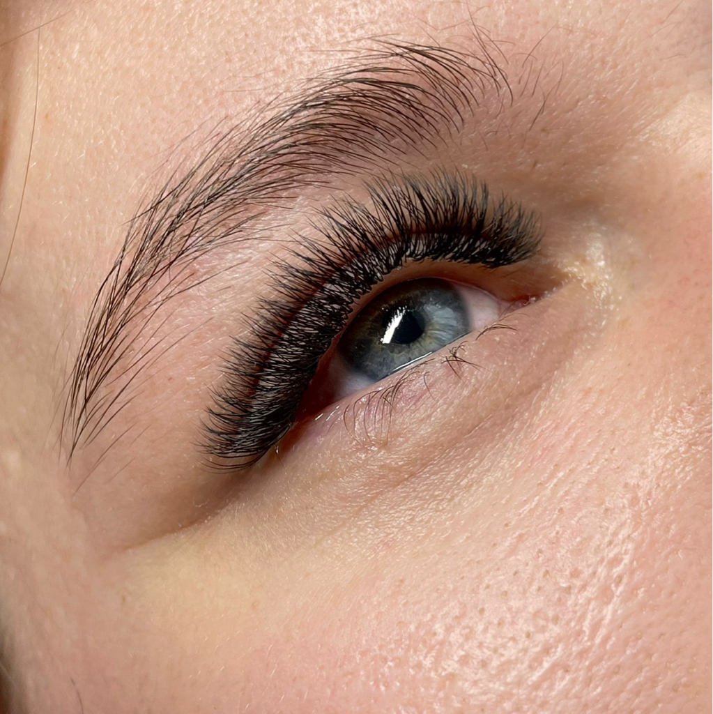 Наращивание ресниц 4D
