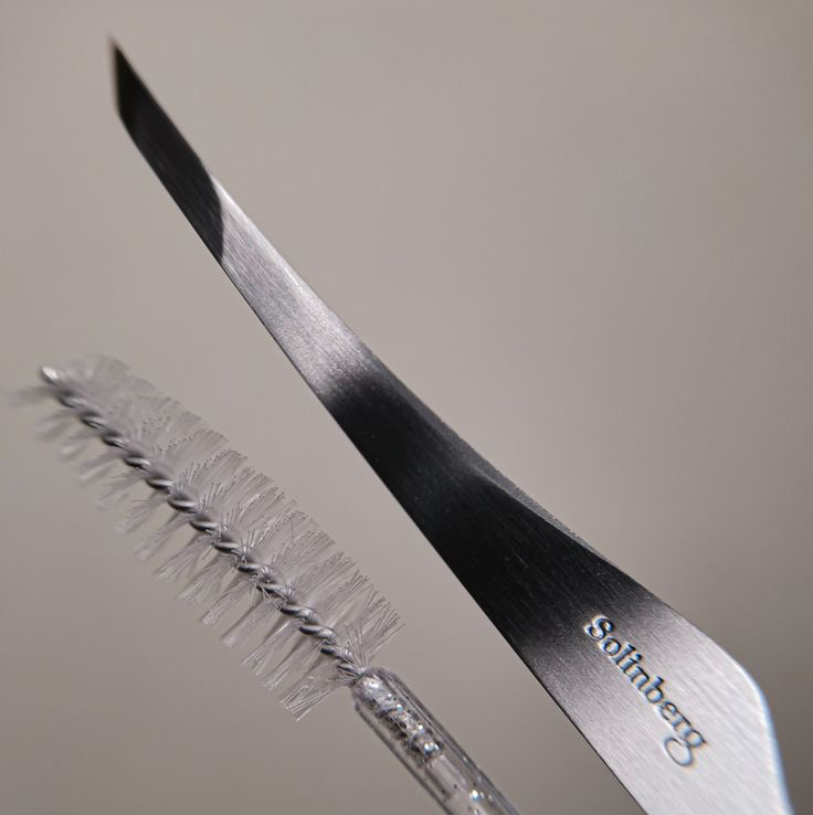 Оформление бровей пинцетом