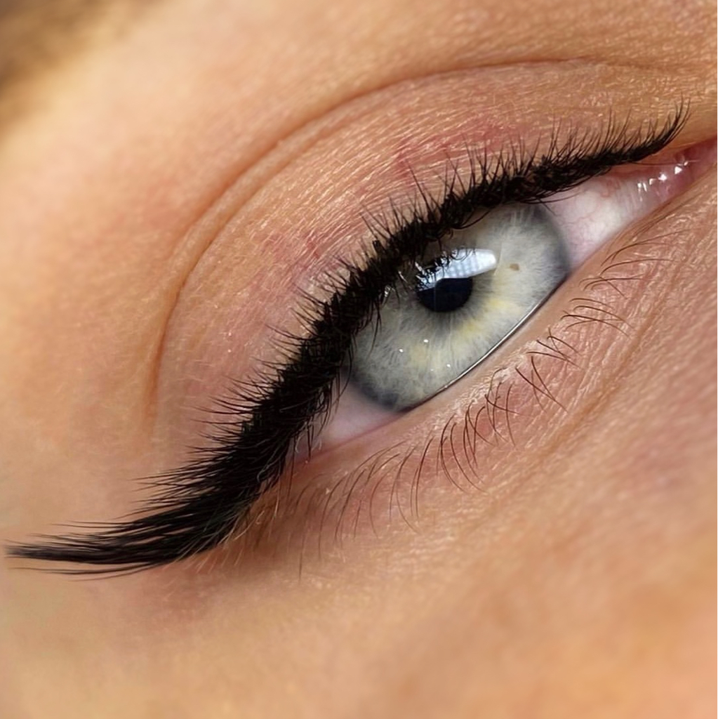 Наращивание ресниц 2D объема