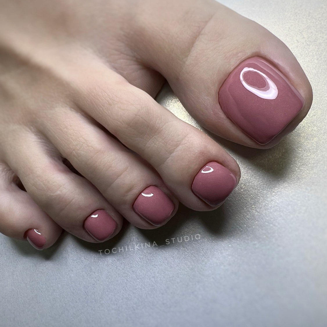 Полный педикюр с покрытием - обработка стоп и пальчиков