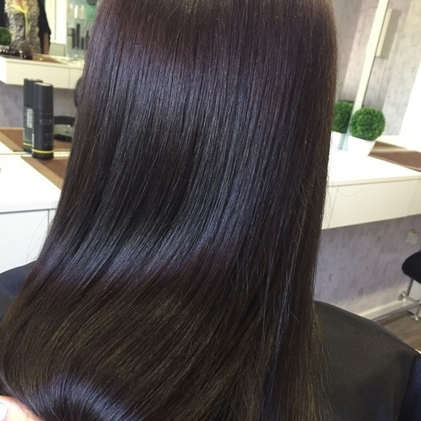 Окрашивание один тон, окрашивание корней.
Только красителем. Если у вас блонд или вы хотите другое окрашивание, то пожалуйста выбирайте «Сложные окраш