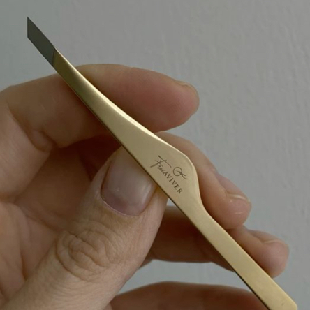 Коррекция бровей пинцетом