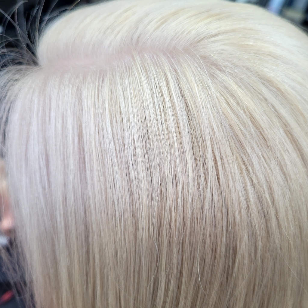 Обесцвечивание волос, тонирование (total blond), средняя длина