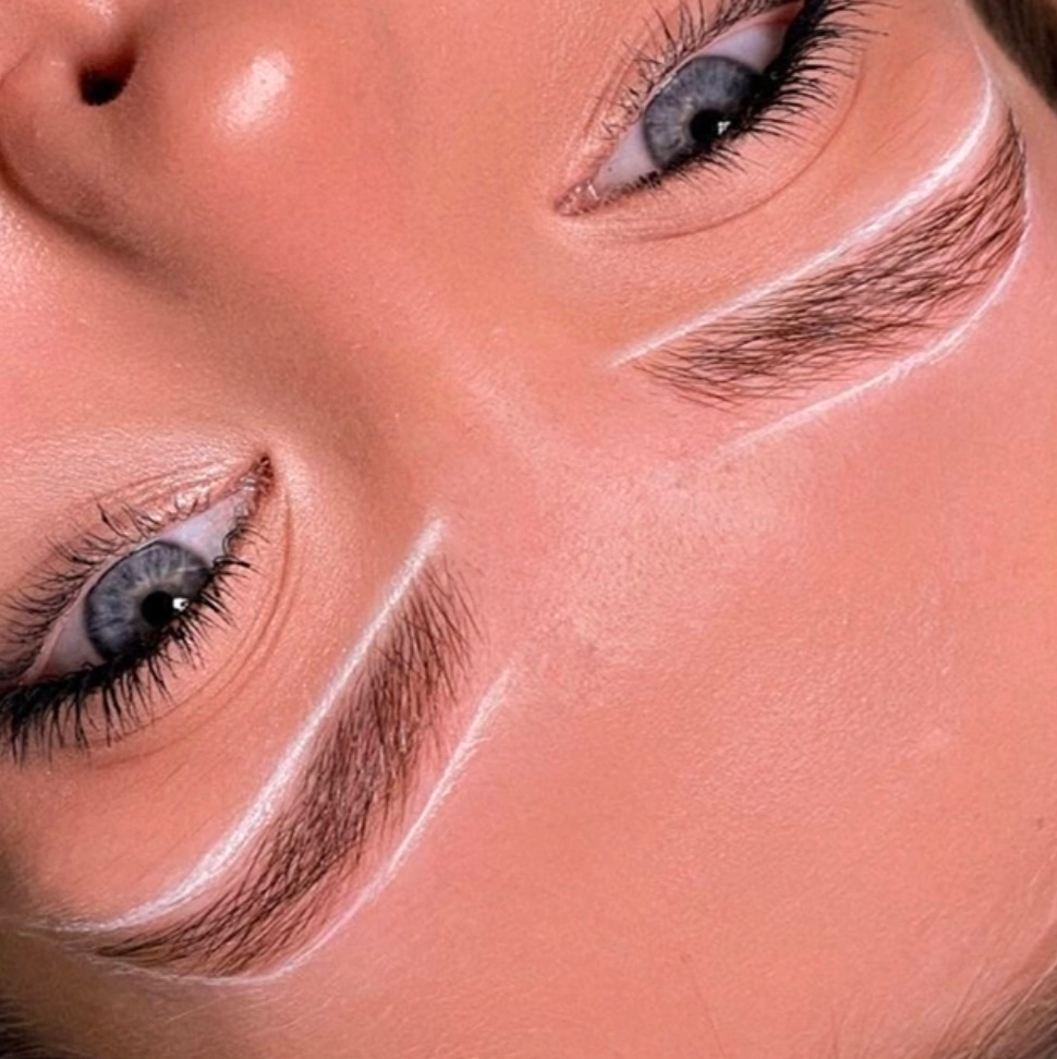 Коррекция бровей