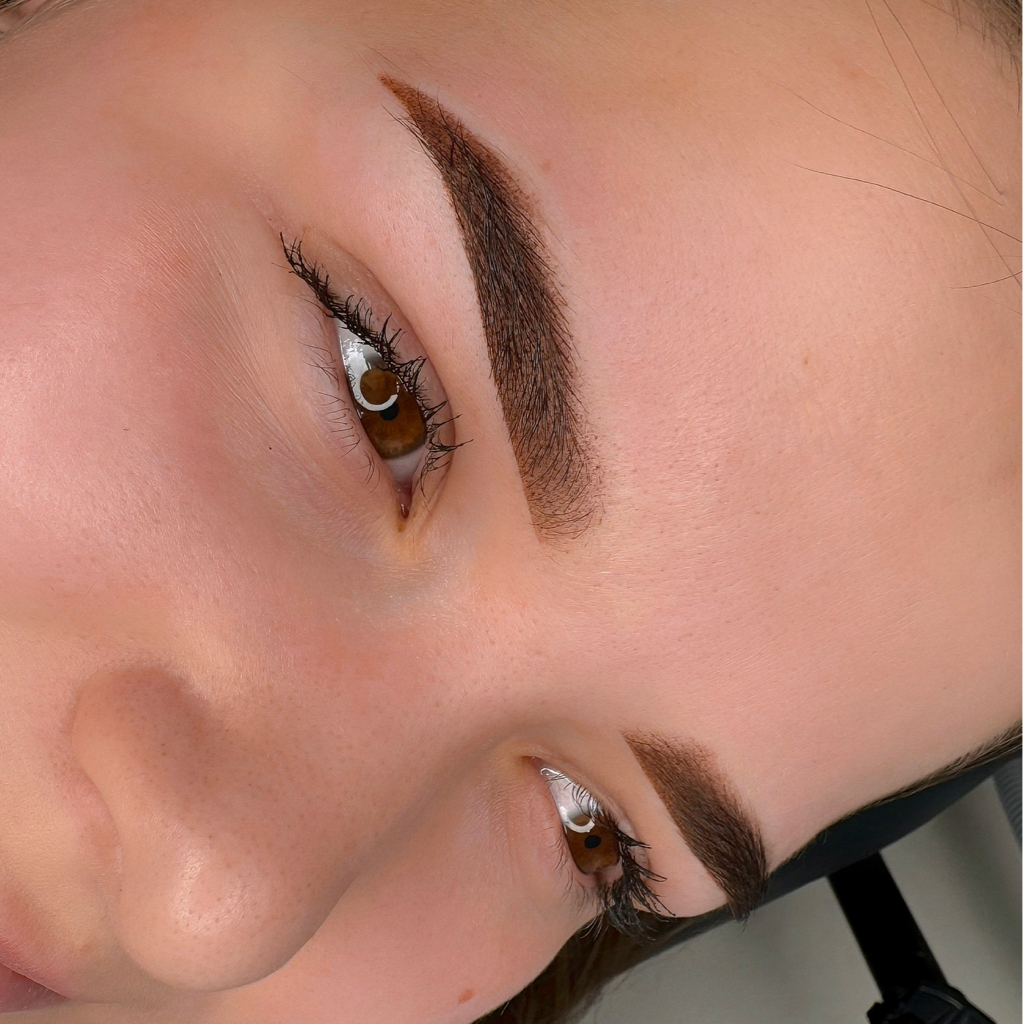 Перманентный макияж бровей